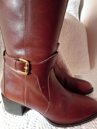 BOTAS PIEL MARRON ALTAS T. 37 MUY NUEVAS de segunda mano por 45 EUR en  Alcorcón en WALLAPOP