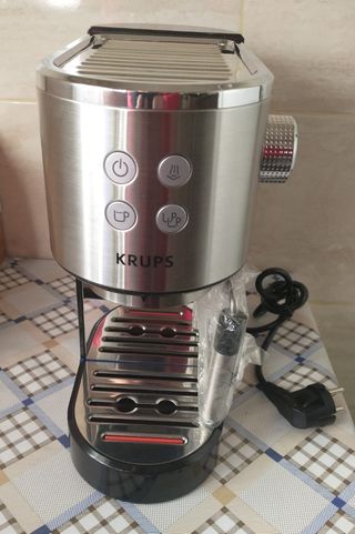 Vendo cafetera Krups Virtuoso XP442C de segunda mano por 135 EUR en Madrid  en WALLAPOP