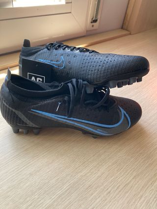 Botas de fútbol Nike Talla 40 de segunda mano por 100 EUR en El Masnou en  WALLAPOP