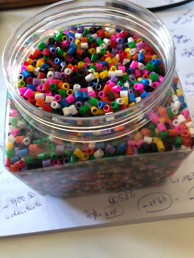 Cuentas de plástico.