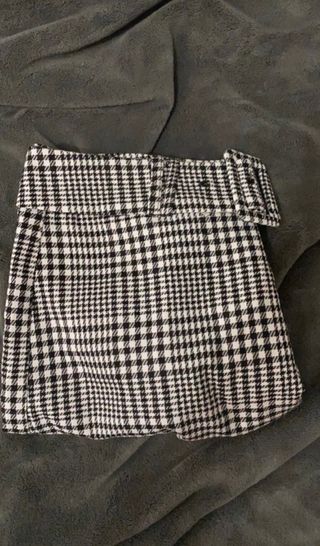 Falda pantalón de cuadros de Stradivarius. de segunda mano por 6 EUR en  Almatriche Bajo en WALLAPOP