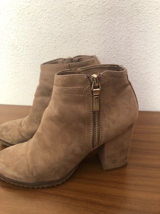 Botines marrones Bershka de segunda mano por 17 EUR en Plasencia en WALLAPOP