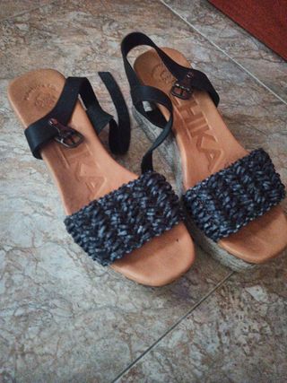 Sandalias plataforma marca Chika10 de segunda mano por 28 EUR en Talavera  de la Reina en WALLAPOP