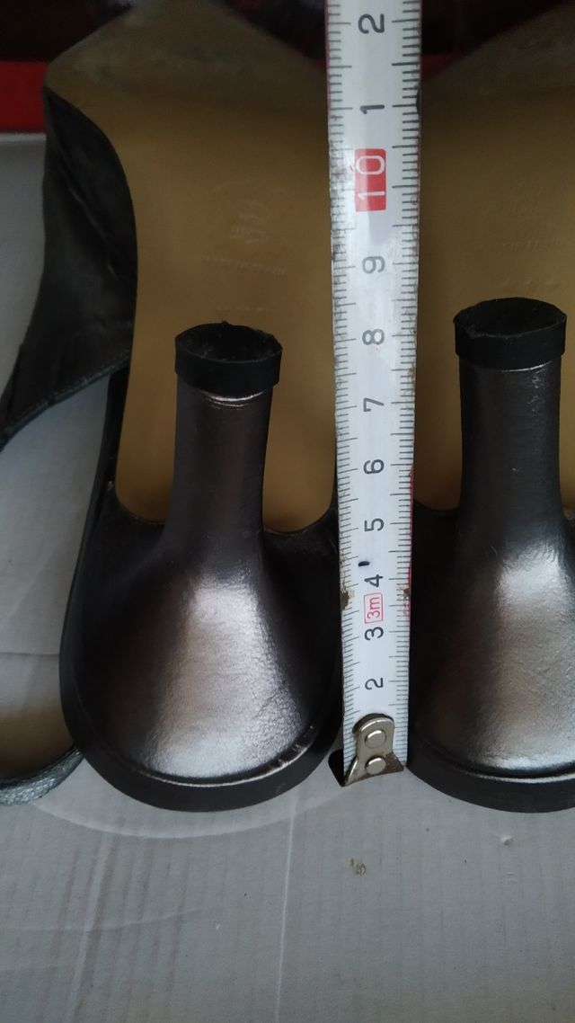 zapatos tacón fino N40. Argenta