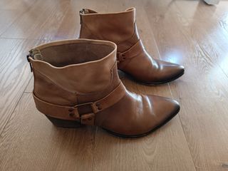 Botas camperas bajas color camel de segunda mano por 20 EUR en Barcelona en  WALLAPOP