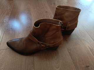 Botas camperas bajas color camel de segunda mano por 20 EUR en Barcelona en  WALLAPOP