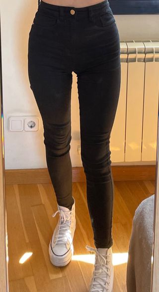 Pantalón negro tiro alto Stradivarius de segunda mano por 15 EUR en  Barcelona en WALLAPOP
