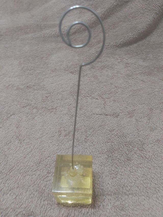 2 porta-notas o porta-foto y 2 de decoración