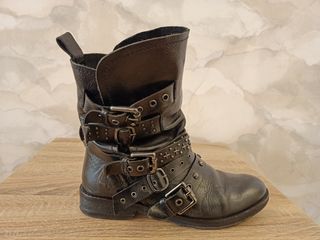 Bota negra motera con hebillas de Mango. N°38 de segunda mano por 10 EUR en  Sestao en WALLAPOP