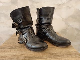 Bota negra motera con hebillas de Mango. N°38 de segunda mano por 10 EUR en  Sestao en WALLAPOP