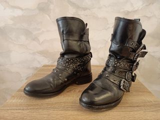 Bota negra motera con hebillas de Mango. N°38 de segunda mano por 10 EUR en  Sestao en WALLAPOP