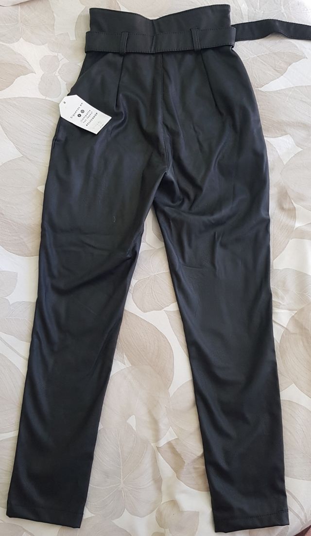 pantalón efecto cuero