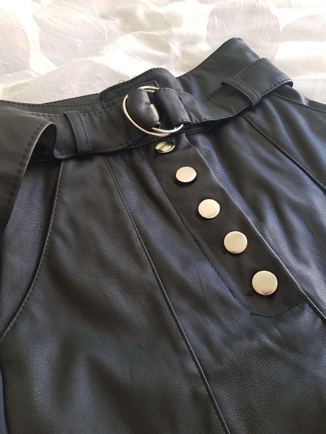 pantalón efecto cuero