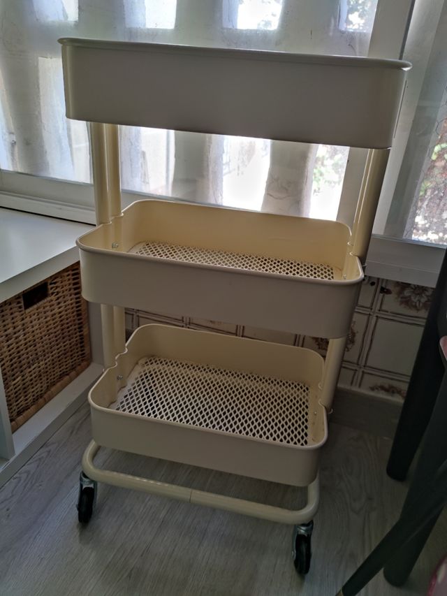 carro ikea color crema