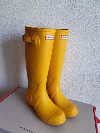 Botas Hunter amarillas mujer. de segunda mano por 85 EUR en Madrid en  WALLAPOP