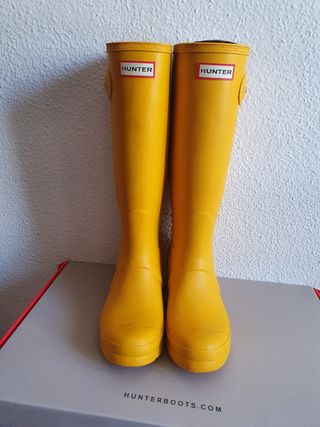 Botas Hunter amarillas mujer. de segunda mano por 85 EUR en Madrid en  WALLAPOP