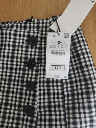 Shorts falda bershka cuadros blanco y negro de segunda mano por 12 EUR en  Madrid en WALLAPOP