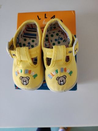 Zapatillas bebe número 18. vulladi de segunda mano por 8 EUR en Madrid en  WALLAPOP