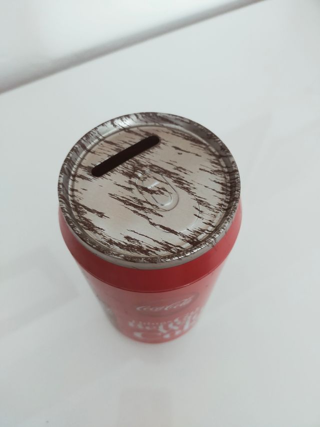 Hucha con forma de lata de Coca-Cola