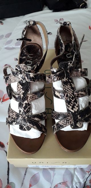 El Corte Inglés. Sandalias Unisa. de segunda mano por 30 EUR en Sevilla en  WALLAPOP