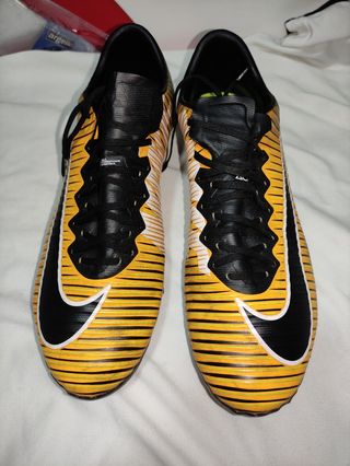 Botas de fútbol Nike naranjas de segunda mano en WALLAPOP