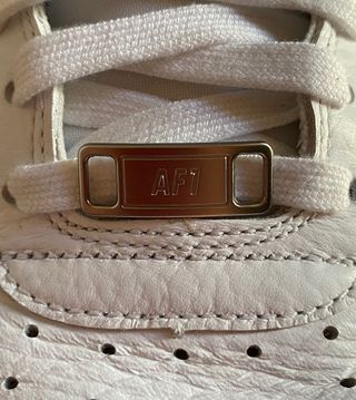 Par de chapas o hebillas zapatillas AF1 Nike de segunda mano por 5 EUR en  Madrid en WALLAPOP