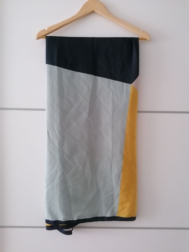 pañuelo en tonos azules, amarillo y beige