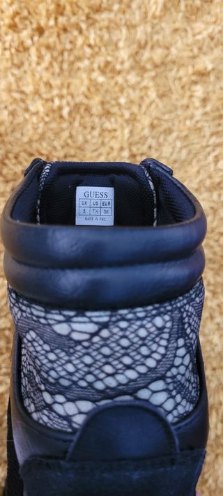 Snakers botines guess negros.precio no negociable de segunda mano por 35  EUR en Areas en WALLAPOP