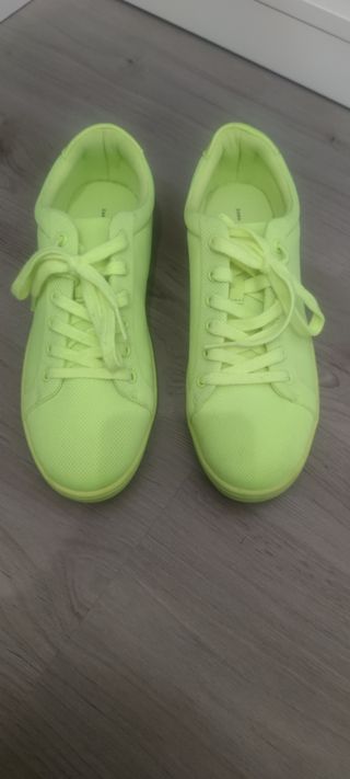 Zapatillas amarillo fosforito n° 39 de segunda mano por 5 EUR en Tarragona  en WALLAPOP