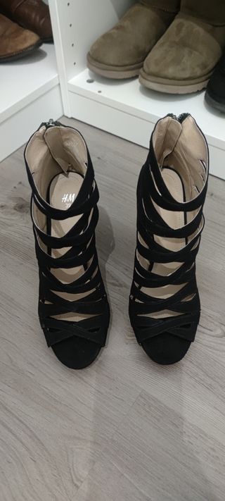 Sandalia botín negro 39 de segunda mano por 5 EUR en Tarragona en WALLAPOP