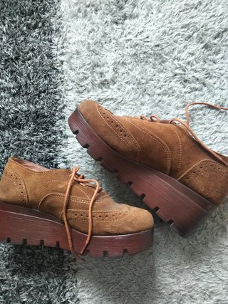 Zapatos marrones de plataforma de segunda mano por 10 EUR en Vigo en  WALLAPOP
