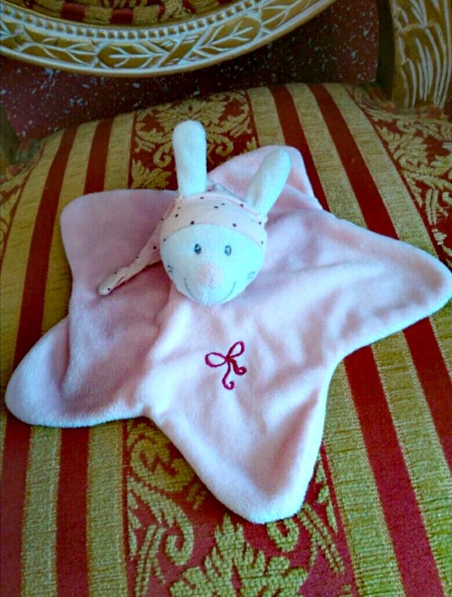 PELUCHE NUEVO CONEJO ROSA MUÑECO MANTA ESTRELLA de segunda mano