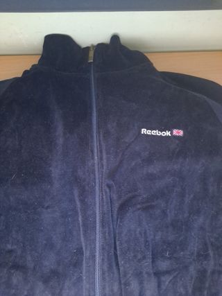 Sudadera negra mujer de segunda mano por 15 EUR en Móstoles en WALLAPOP