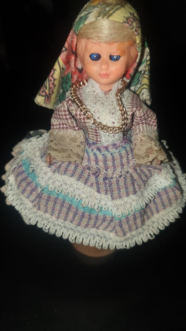 Muñeca muy antigua habre los ojos y los cierra