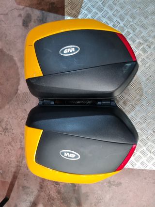 Maletas laterales givi v35 de segunda mano por 240 EUR en Santa Rosa en  WALLAPOP