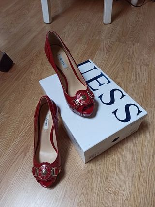 Tacones rojos guess de segunda mano por 25 EUR en Burgos en WALLAPOP