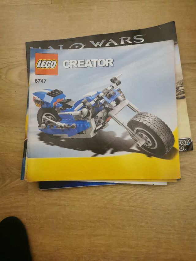 Cajas varias mezcladas con legos