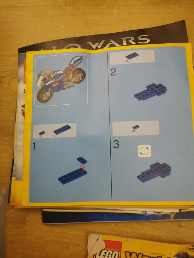 Cajas varias mezcladas con legos