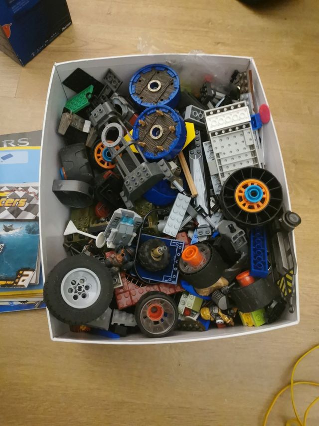 Cajas varias mezcladas con legos