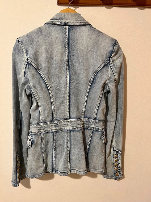 Blazer tejana con botones dorados