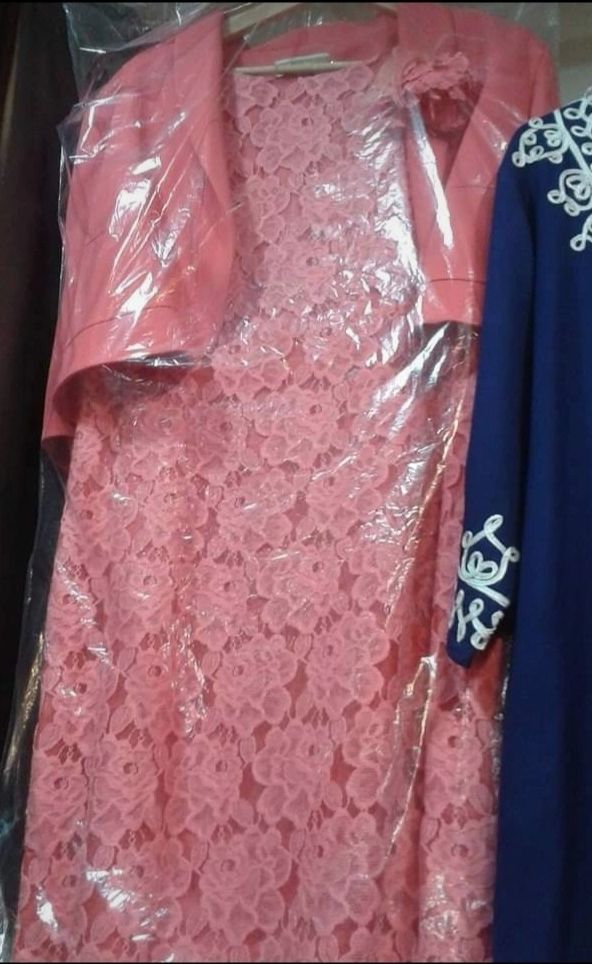 Vestido de encaje con torera.