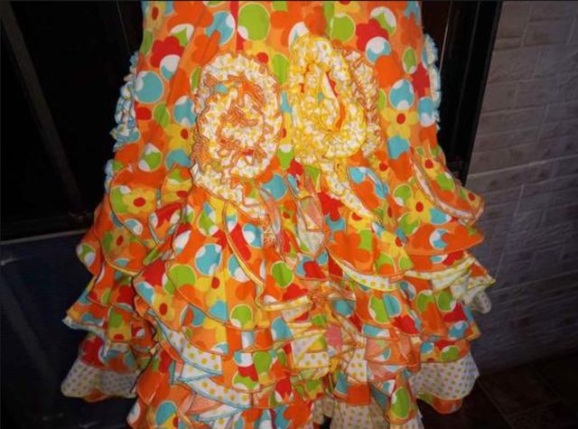 traje de flamenca naranja y flores
