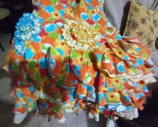 traje de flamenca naranja y flores