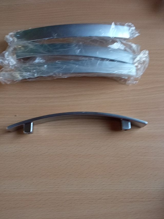 tiradores cromados de aluminio.