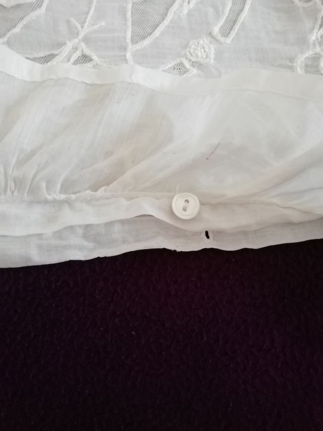 Antigua funda de cojín en batista bordada.