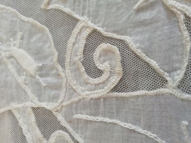 Antigua funda de cojín en batista bordada.