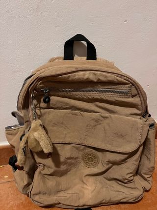 Mochila kipling bebé de segunda mano por 30 EUR en Vilamarxant en WALLAPOP