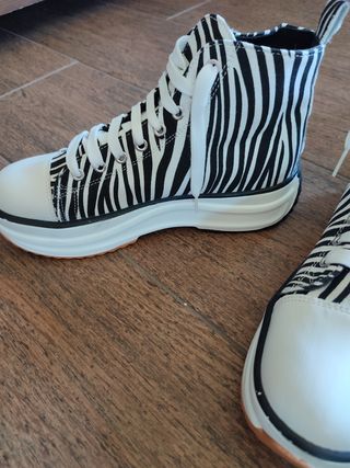 Zapatillas de bota alta tipo Converse de cebra de segunda mano por 24 EUR  en León en WALLAPOP