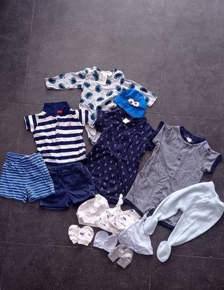 Lote Ropa bebe 0-6 meses de segunda mano por 10 EUR en Donostia-San  Sebastián en WALLAPOP