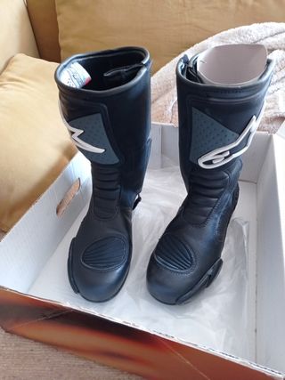 Botas moto nuevas talla 39 de segunda mano por 80 EUR en Vilanova i la  Geltrú en WALLAPOP